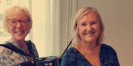 Bilde/illustrasjon for Fredagskafé: To glade trubadurer – Anne Vikan og Aase Vraalstad Aas Fredagskafé: To glade trubadurer – Anne Vikan og Aase Vraalstad Aas